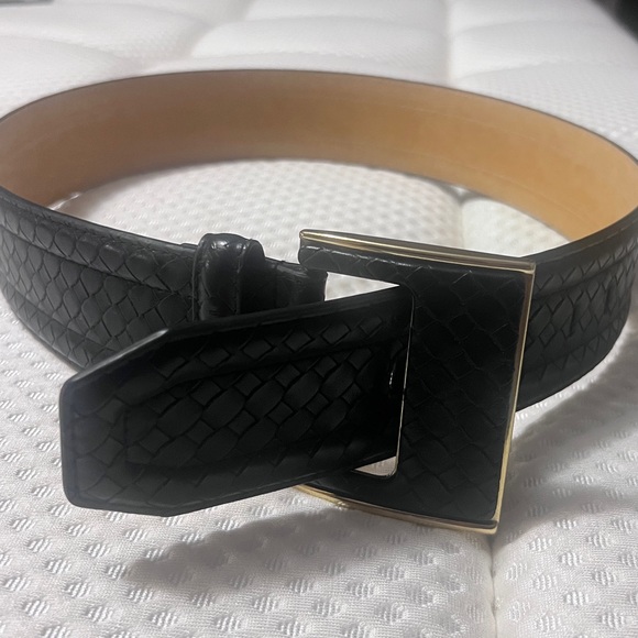 Black Woven look genuine Leather Belt with Gold Buckle 2.25x 31-35” EUC
